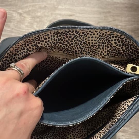 Brand new Teal Women’s Concealed Weapon Crossbody - Picture 2 of 3